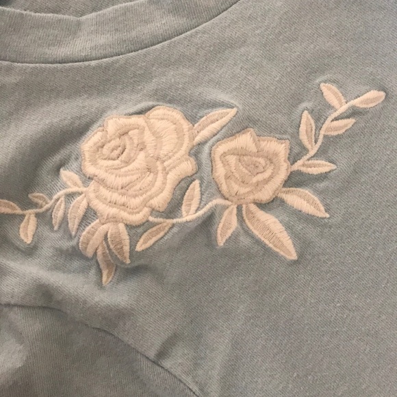 Cute blue flower crop top - Picture 2 of 2